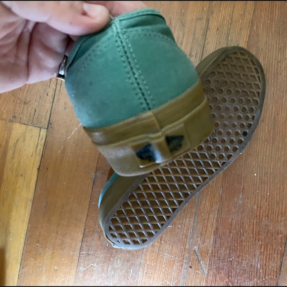 Vans lace up low tops with gum soles - Picture 3 of 4